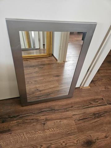Spiegel met metalen lijst 75 cm hoog 53 cm breed