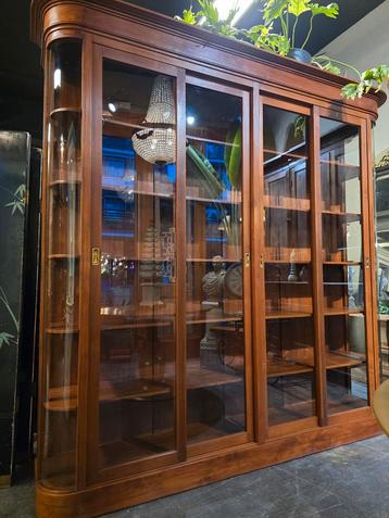Eyecatcher! Teakhouten vitrinekast met gebogen glas beschikbaar voor biedingen