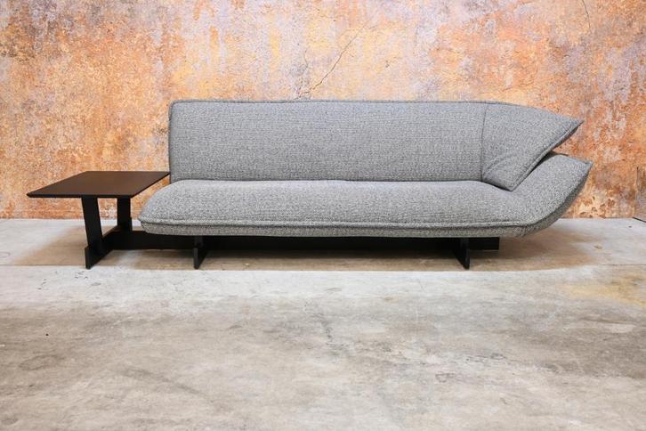 ZGAN! grijze stoffen Cassina 550 Beam design bank, Huis en Inrichting, Banken | Bankstellen, Zo goed als nieuw, Rechte bank, Driepersoons