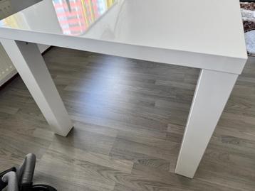Eettafel beschikbaar voor biedingen