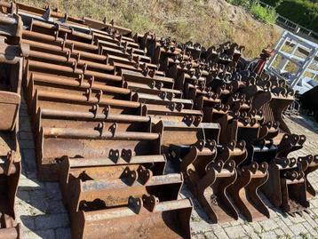 Diversen gebruikte aanbouwdelen grondbakken volumebakken man beschikbaar voor biedingen