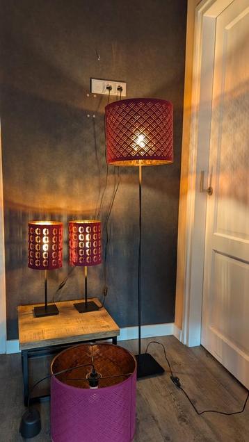 Set lampen oud roze met koperkleur binnen