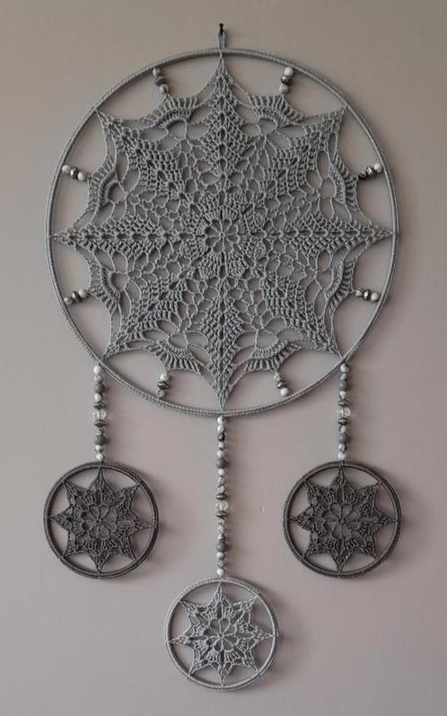 Mooie gehaakte grijze mandala met hangers, Huis en Inrichting, Woonaccessoires | Wanddecoraties, Ophalen of Verzenden