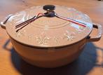Staub marmite 24cm fleur des rois nieuw in de doos, Huis en Inrichting, Gietijzer, Nieuw, Ophalen of Verzenden, Keramische plaat