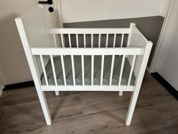 Wit wiegje met matras beschikbaar voor biedingen