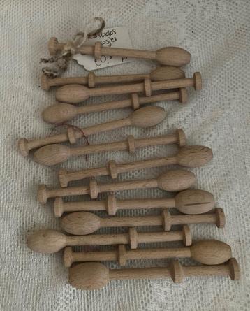 Brocante kantklos klosjes beschikbaar voor biedingen