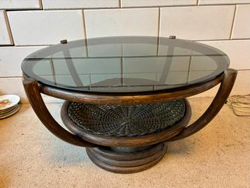 Glazen brutalist salontafel met rotan onderstel beschikbaar voor biedingen