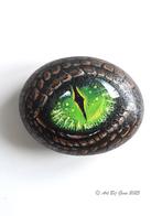 Stoer groen drakenoog hand geschilderd op een mooie steen, Ophalen of Verzenden