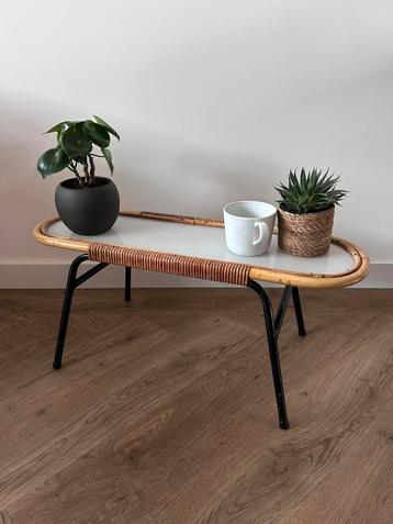 Vintage Rotan bijzettafeltje beschikbaar voor biedingen
