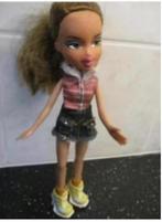 BRATZ DOLL met kleding+schoentjes, Verzamelen, Poppen, Ophalen of Verzenden, Nieuw, Fashion Doll