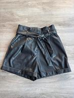 Zwarte faux lederen shorts met riem - Maat 34, Kort, Zwart, Ophalen of Verzenden, Zo goed als nieuw