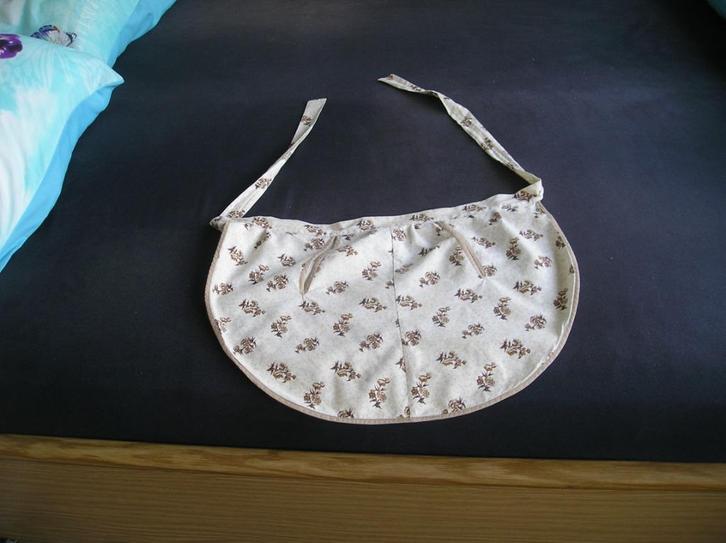 Beige gebloemd schortje, Huis en Inrichting, Keuken | Textiel, Zo goed als nieuw, Schort, Beige, Ophalen of Verzenden