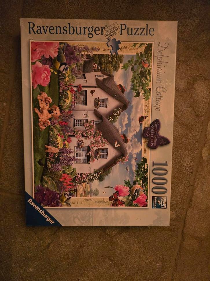 Ravensburger Puzzel - Delphinium Cottage 1000 stukjes, Hobby en Vrije tijd, Denksport en Puzzels, Zo goed als nieuw, Legpuzzel