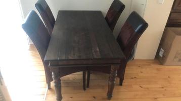 Eikenhouten eettafel met 4 stoelen beschikbaar voor biedingen