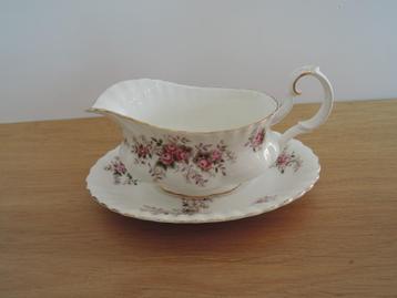 Royal Albert Lavender Rose sauskom met onderbord beschikbaar voor biedingen