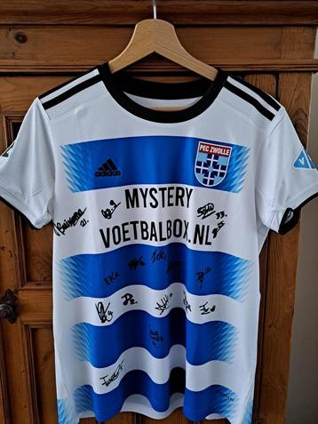 Pec shirt met handtekeningen beschikbaar voor biedingen