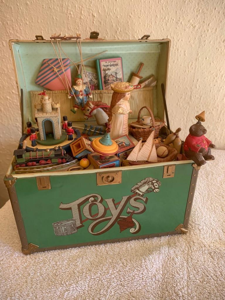 Vintage Enesco treasure chest muziekdoos, Antiek en Kunst, Ophalen