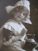 Antieke Kaart - Meisje in Klederdracht met Koffiemolen, Verzenden, Voor 1920, Kinderen