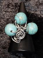 handgemaakte ring met turquoise bolletjes maat 19, IJzer of Staal, 19 tot 20, Ophalen of Verzenden, Zo goed als nieuw