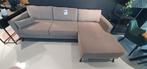 SHOWMODEL Hoekbank Lizza 269cm taupe ribstof loungebank, Huis en Inrichting, Nieuw, Metaal, Industrieel, landelijk, design, klassiek, modern,