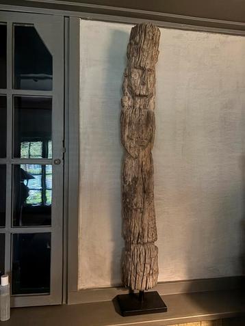 Uniek item!! Prachtig vergrijsd houten beeld op statief beschikbaar voor biedingen