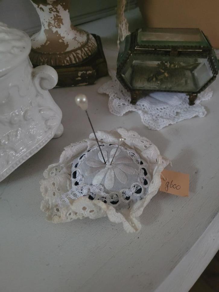 Zeer oude hoedenspelden met kussentje, Antiek en Kunst, Curiosa en Brocante, Ophalen of Verzenden