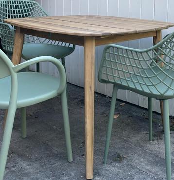 Tuintafel 80x80 beschikbaar voor biedingen