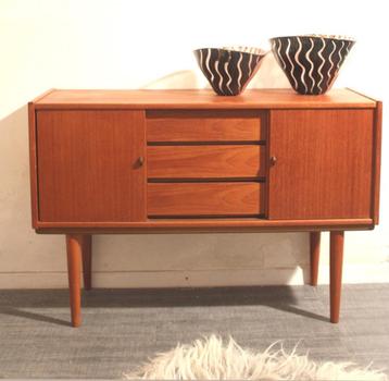 Deens teakhouten kastje / tv kastje uit de jaren 60 beschikbaar voor biedingen