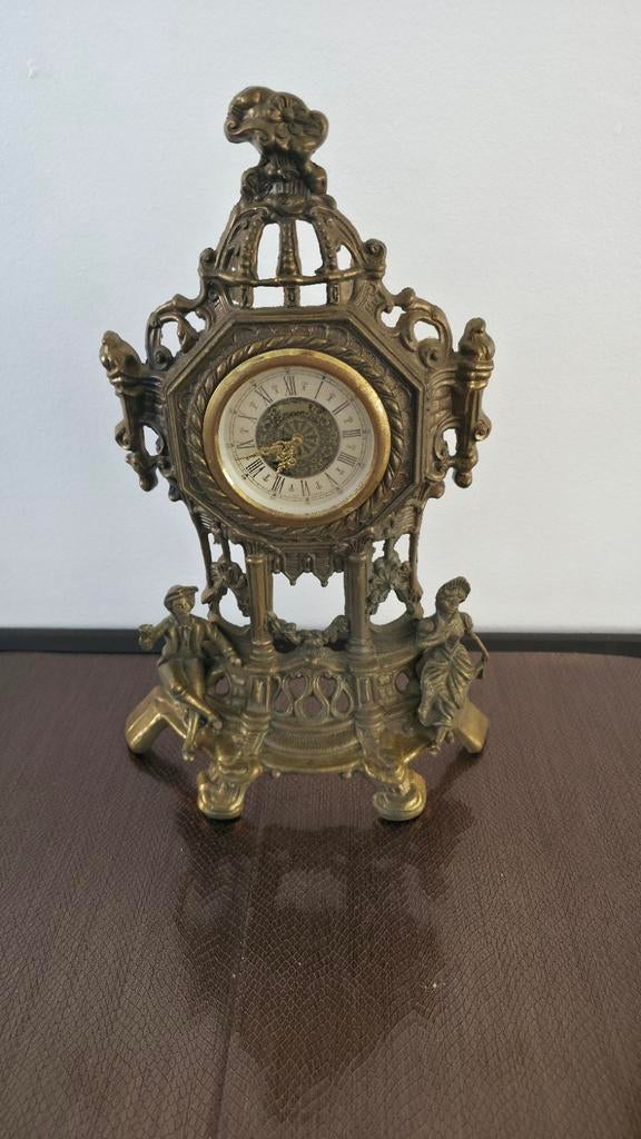 Deze afbeelding toont een vintage tafelklok, waarschijnlijk, Antiek en Kunst, Antiek | Klokken, Ophalen