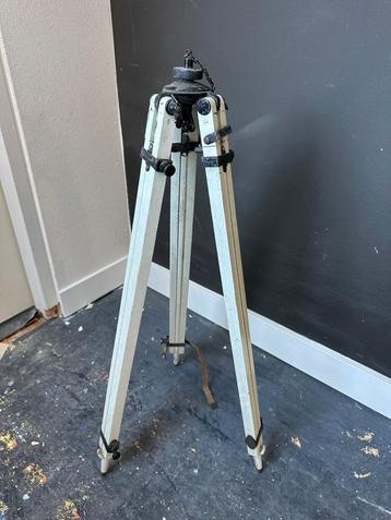 Vintage houten landmeetstatief statief fotostatief beschikbaar voor biedingen