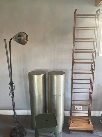 Super leuke vintage industriële kast, lamp, zuilen, tafeltje