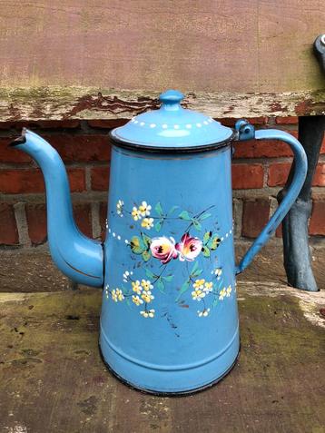 Fransblauw emaille koffiepot met dik opgelegde bloemen beschikbaar voor biedingen