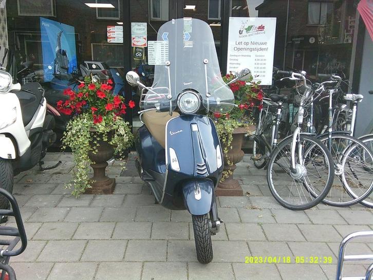 Vespa primavera 4t2v kleur blauw Brom 45 km, Fietsen en Brommers, Scooters | Piaggio, Gebruikt, Overige modellen, Maximaal 45 km/u