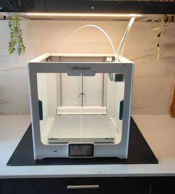 Ultimaker S5 met accessoires & cores beschikbaar voor biedingen