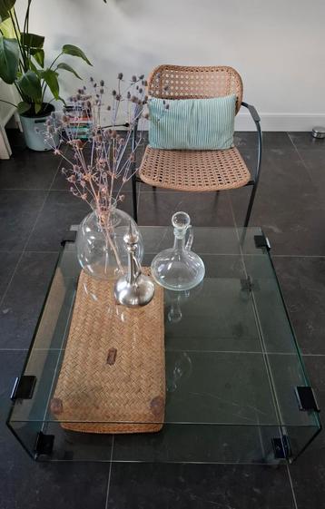 Salontafel van dik hard glas op wielen. 