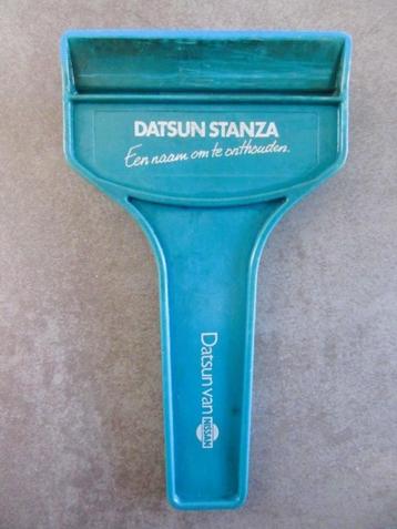 Vintage ijskrabber Datsun Stanza - Nissan auto beschikbaar voor biedingen