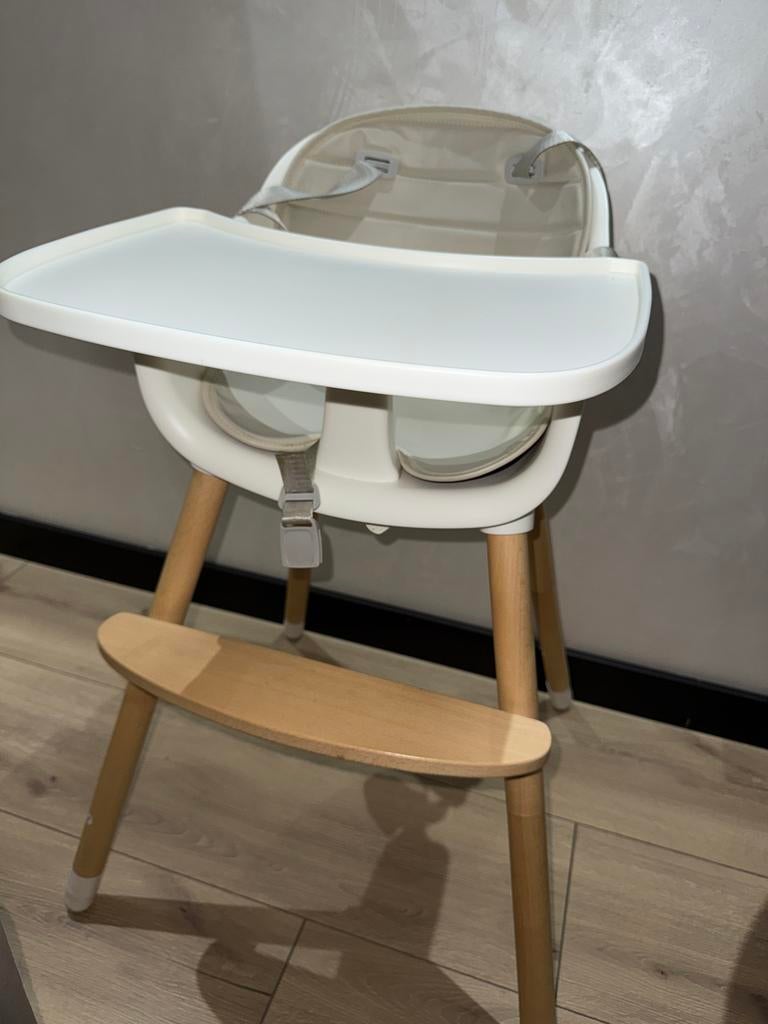 Witte kinderstoel Qute met houten poten, Kinderen en Baby's, Kinderstoelen, Ophalen, Gebruikt, Overige typen, Gordel(s)