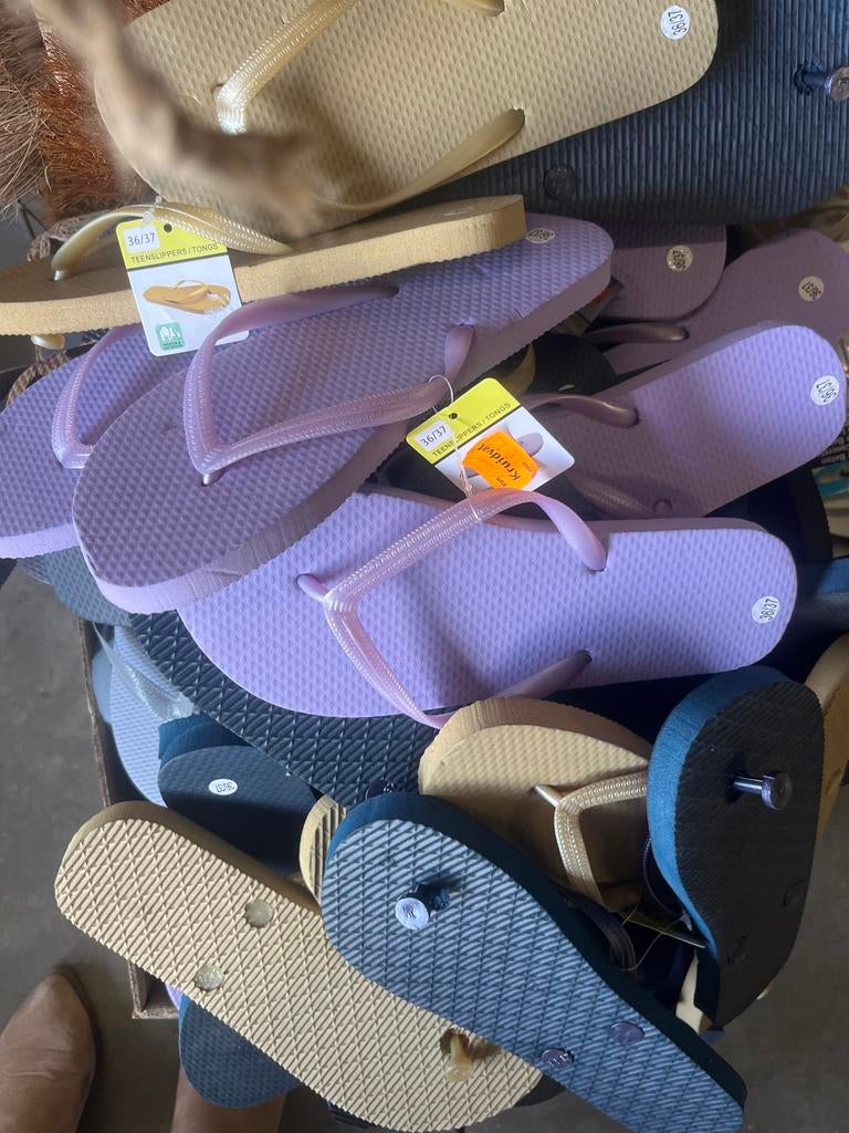 Partij 100 Nieuwe Slippers Maat 36-45 - Diverse Kleuren, Ophalen of Verzenden, Nieuw, Overige kleuren, Slippers