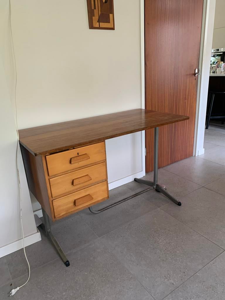 Vintage houten bureau met lades, Huis en Inrichting, Bureaus, Overige typen, Gebruikt, Ophalen of Verzenden, Hout