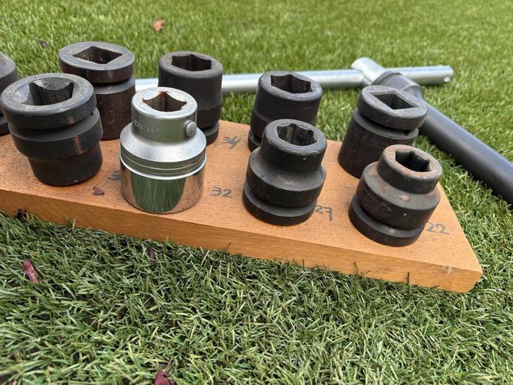 Dopsleutelset met T-sleutel en diverse maten, Doe-het-zelf en Verbouw, Gereedschap | Handgereedschap, Zo goed als nieuw, Ophalen