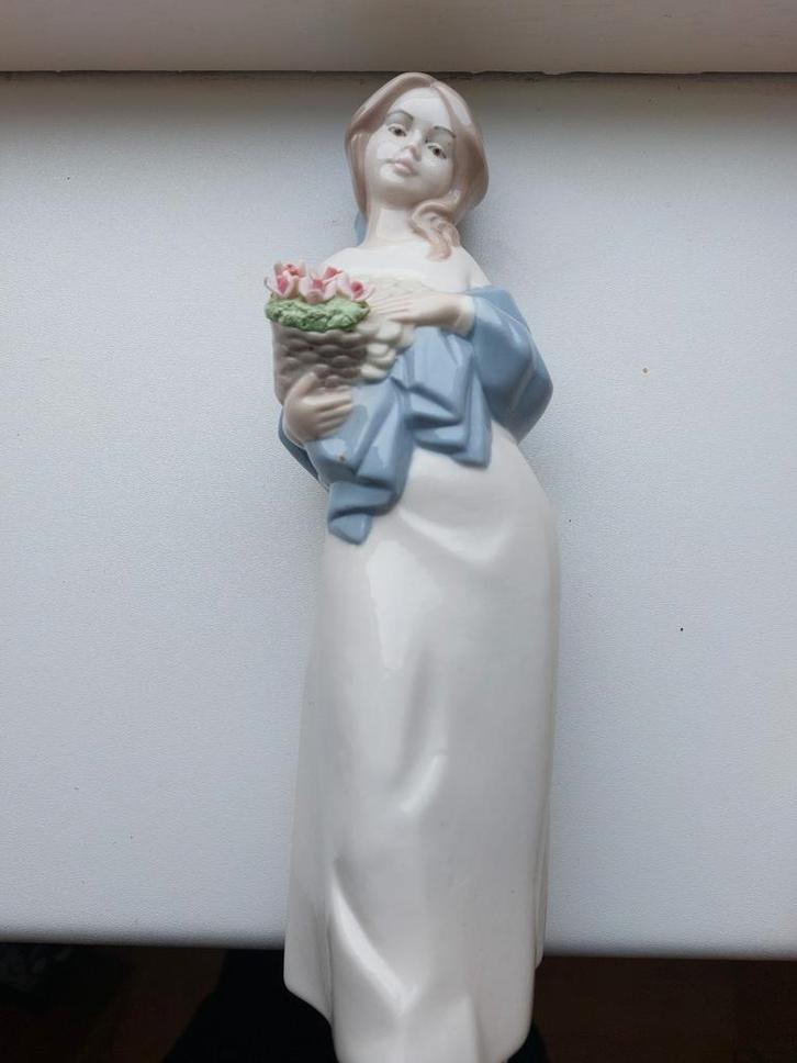 Prachtig Nadal beeldje: Vrouw met bloemenmand, Verzamelen, Beelden en Beeldjes, Zo goed als nieuw, Mens, Ophalen of Verzenden