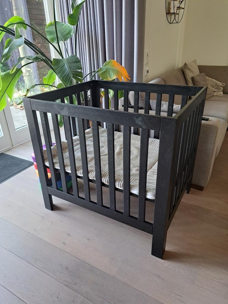 Zwarte babybox, Kinderen en Baby's, Boxen, Ophalen, Zo goed als nieuw, Vierkant, In hoogte verstelbaar
