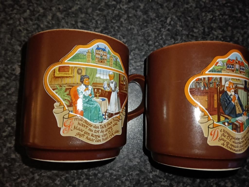 Twee bruine Douwe Egberts mokken met afbeeldingen en tekst, Antiek en Kunst, Ophalen of Verzenden
