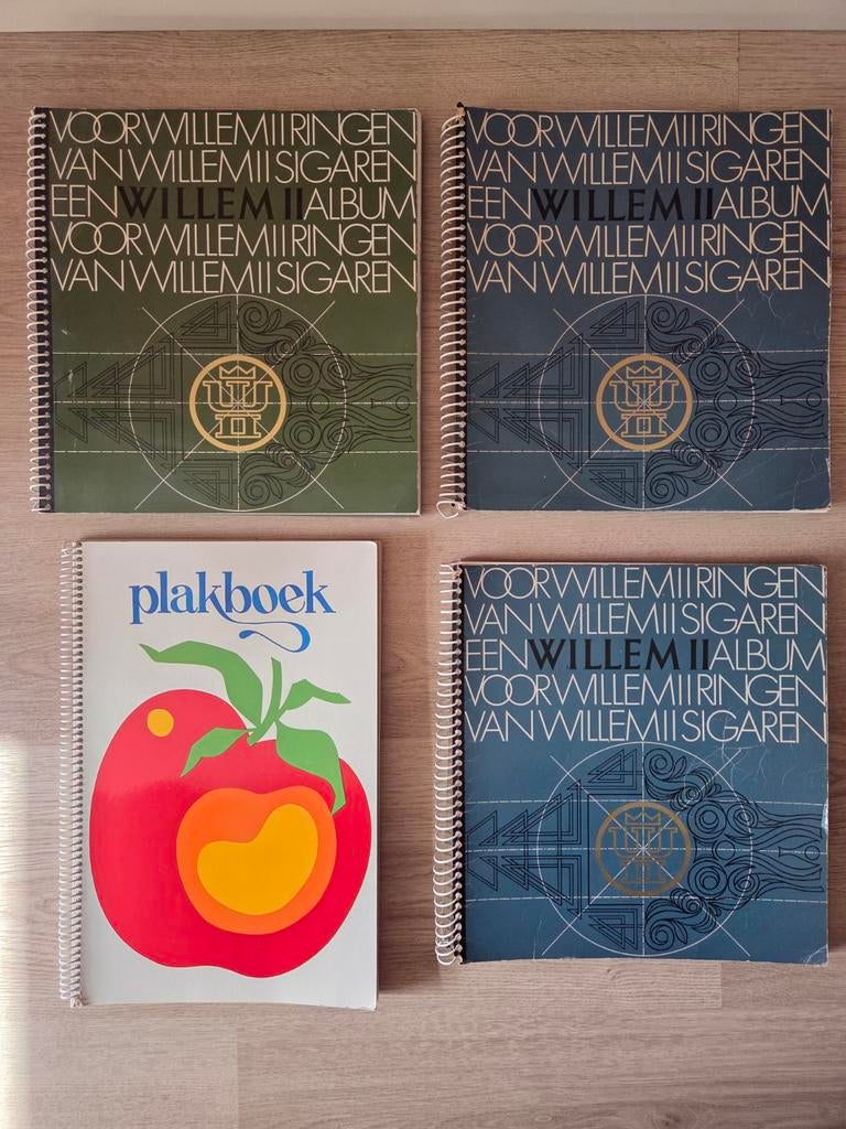 4 albums met sigarenbandjes in verzamelalbum, Ophalen of Verzenden, Gebruikt