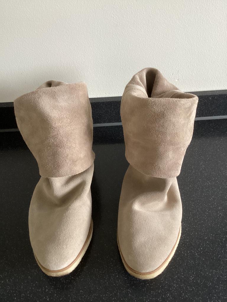 Enkellaarsjes seude beige / zandkleur maat 39, Beige, Lage of Enkellaarzen, Ophalen of Verzenden, Zo goed als nieuw