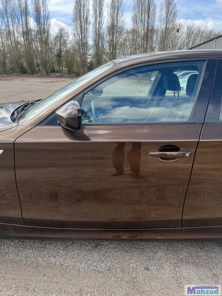 BMW 1 serie E87 Bruin B09/8 links voor deur 2004-2011, Auto-onderdelen, Petuelring 130
80788  Munich, DE, Gebruikt, Deur, Info@bmw.de