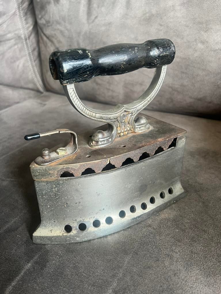 Antieke Kolenstrijkijzer Gietijzer Houten Handvat., Ophalen of Verzenden, Gebruikt, Draadloos strijkijzer