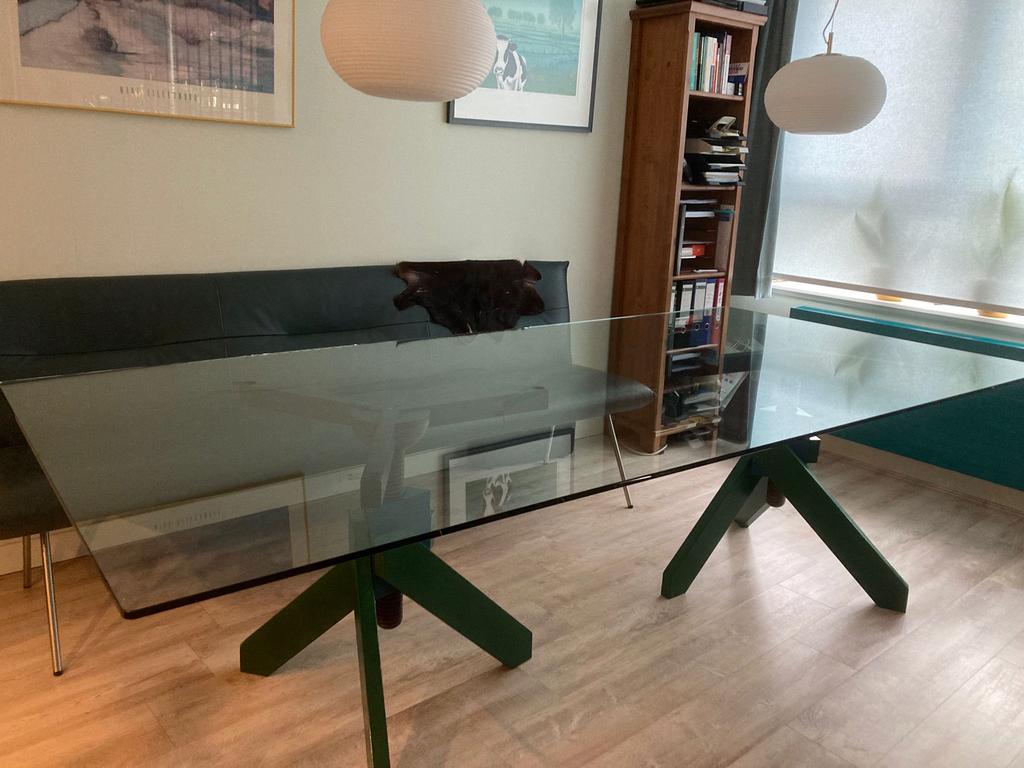 Glazen italiaanse designtafel met bijzonder houten poten, Huis en Inrichting, Ophalen, Glas, Gebruikt, 100 tot 150 cm