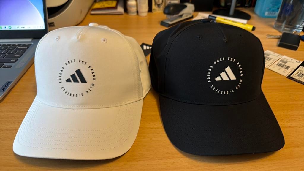 2x Adidas Golf cap universeel zwart / wit, Sport en Fitness, Golf, Ophalen of Verzenden, Nieuw, Kleding
