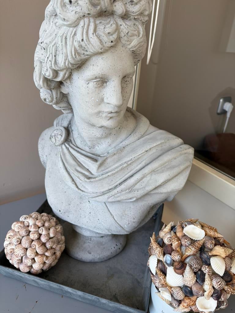 Mooie meisjes borstbeeld, zwaar, en div schelpenassoroires, Ophalen, Zo goed als nieuw, Steen